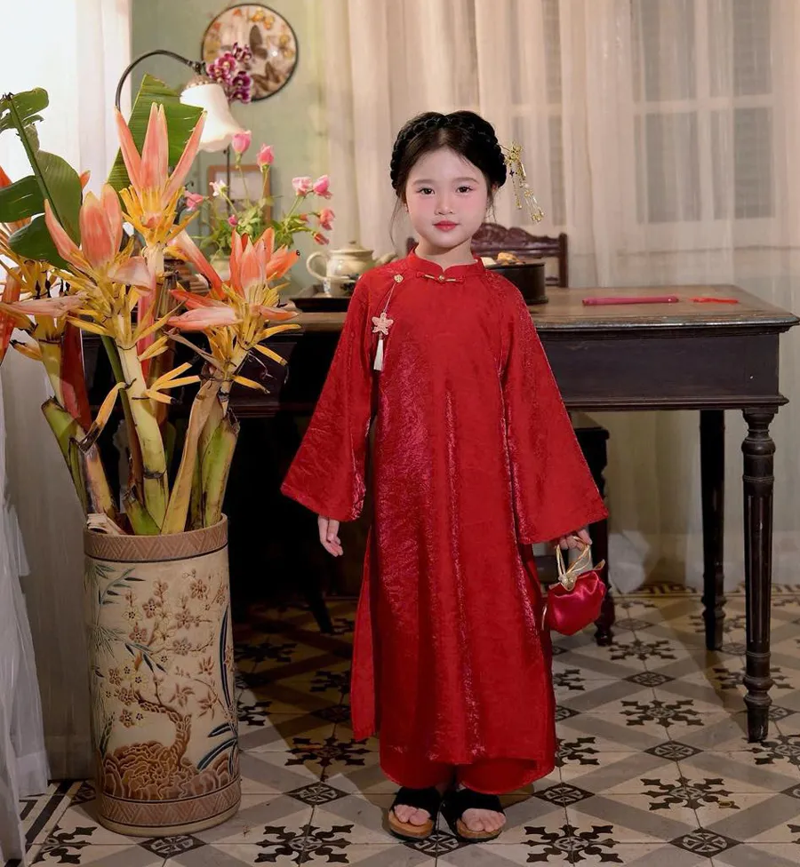 Áo dài Tết màu đỏ cho bé gái