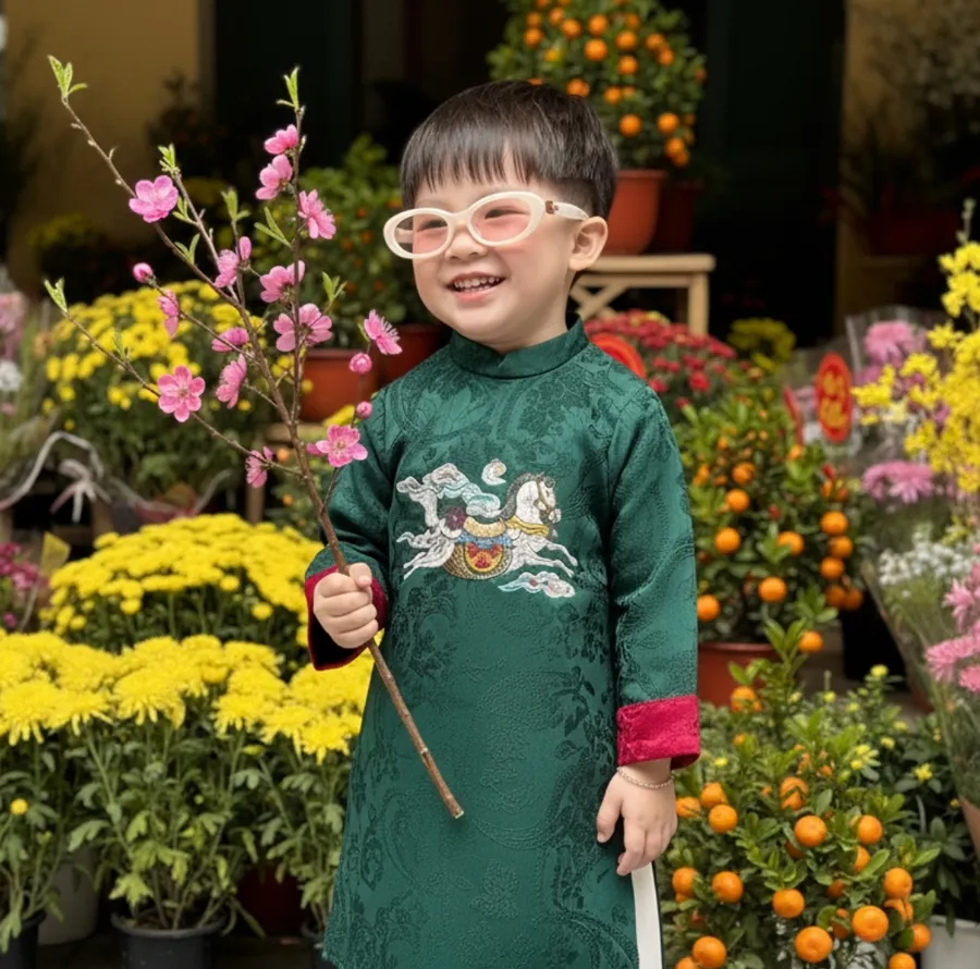 Áo dài bé trai màu xanh thanh lịch