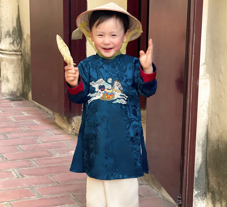 Áo dài bé trai thêu hình ngựa ý nghĩa