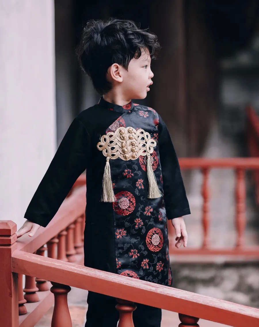 Áo dài màu đen cho bé trai 