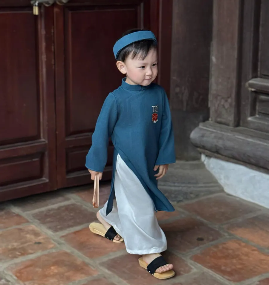 Áo dài bé trai thêu họa tiết truyền thống
