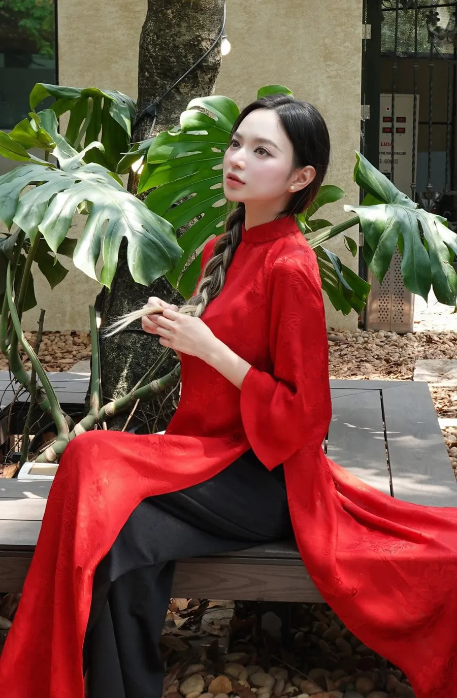 Áo dài đỏ kết hợp quần màu đen