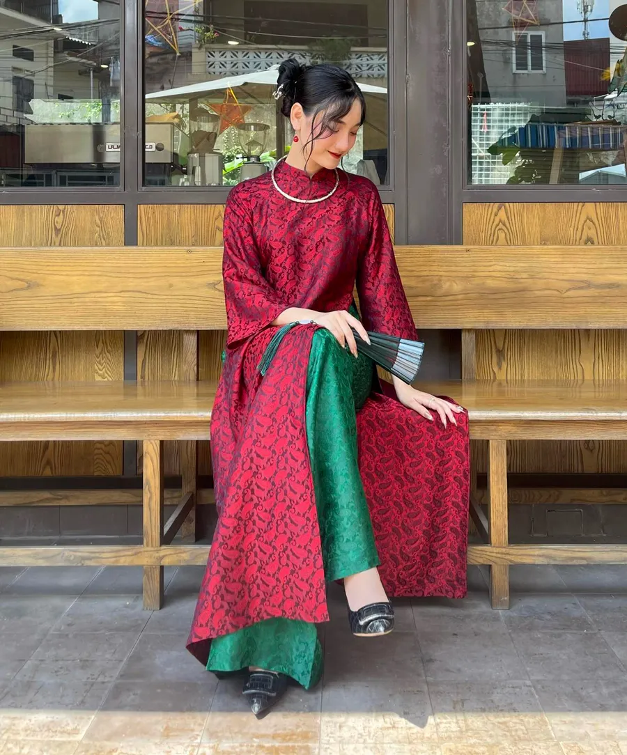 Áo dài màu đỏ đi cùng quần xanh lá cây