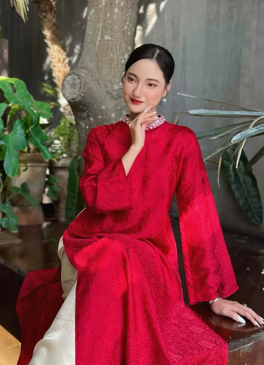 Áo dài màu đỏ mặc với quần màu vàng