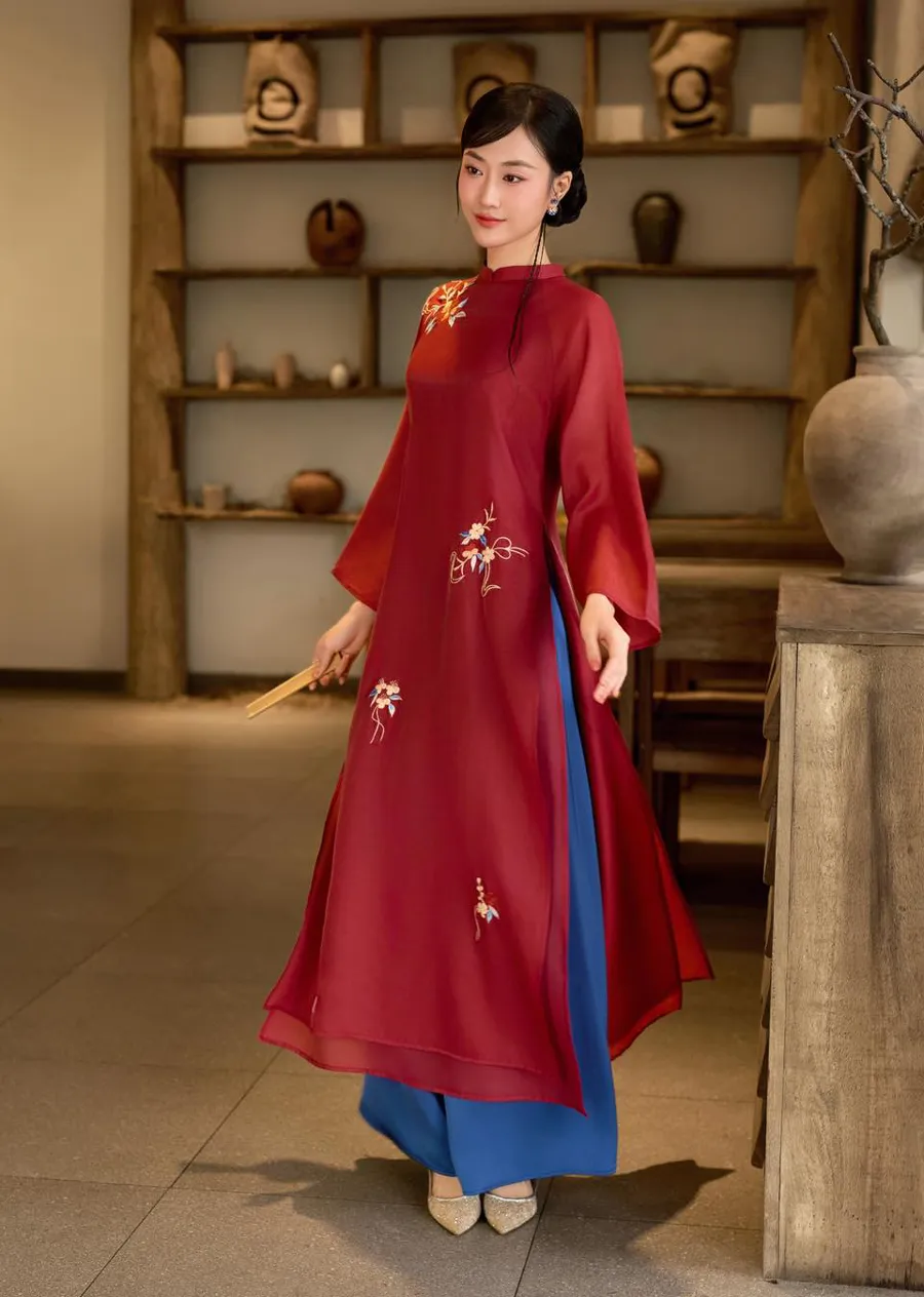 Áo dài đỏ mặc quần xanh navy