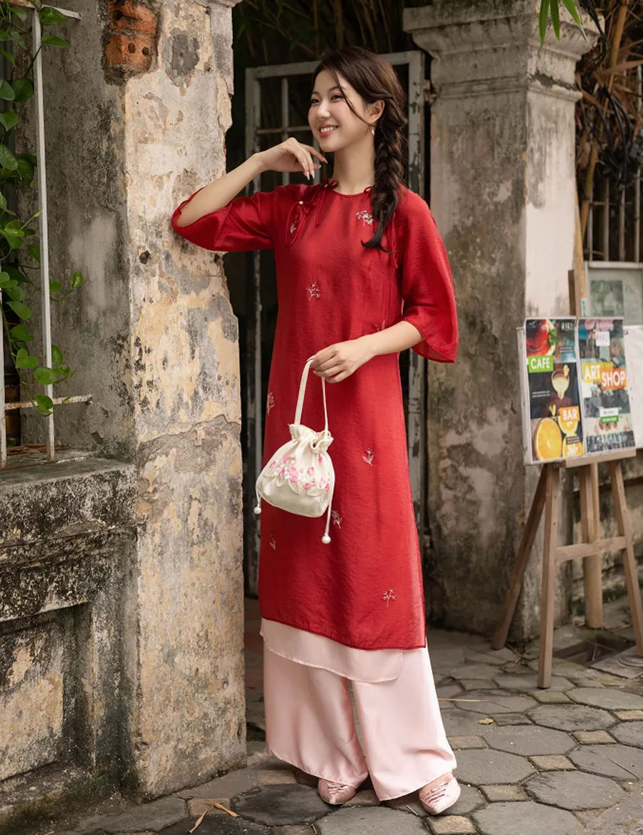 Áo dài đỏ đi với quần màu hồng