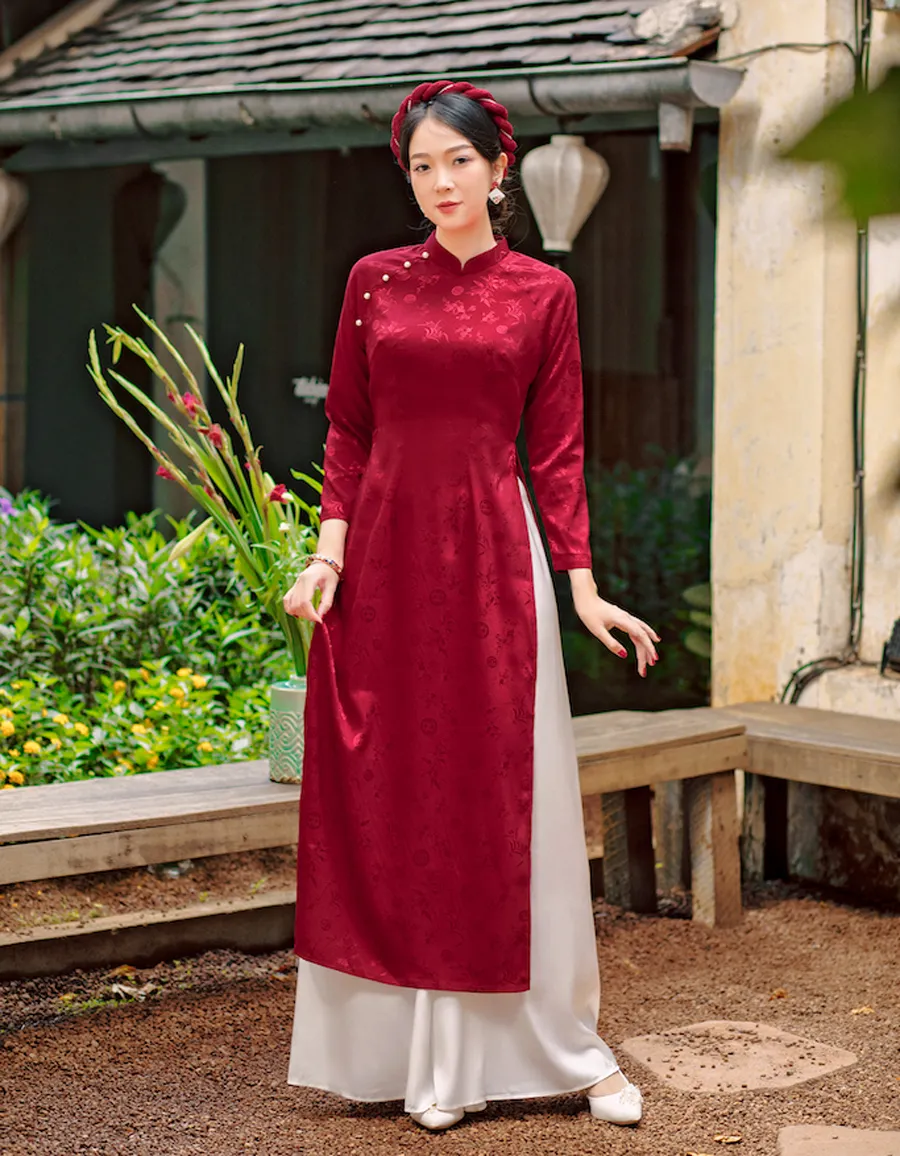 Áo dài đỏ phối cùng quần màu nude