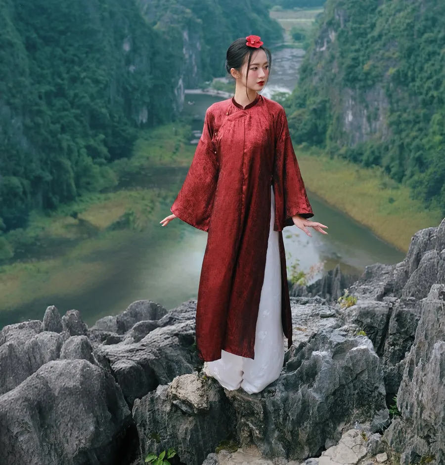 Áo dài đỏ mặc quần màu trắng