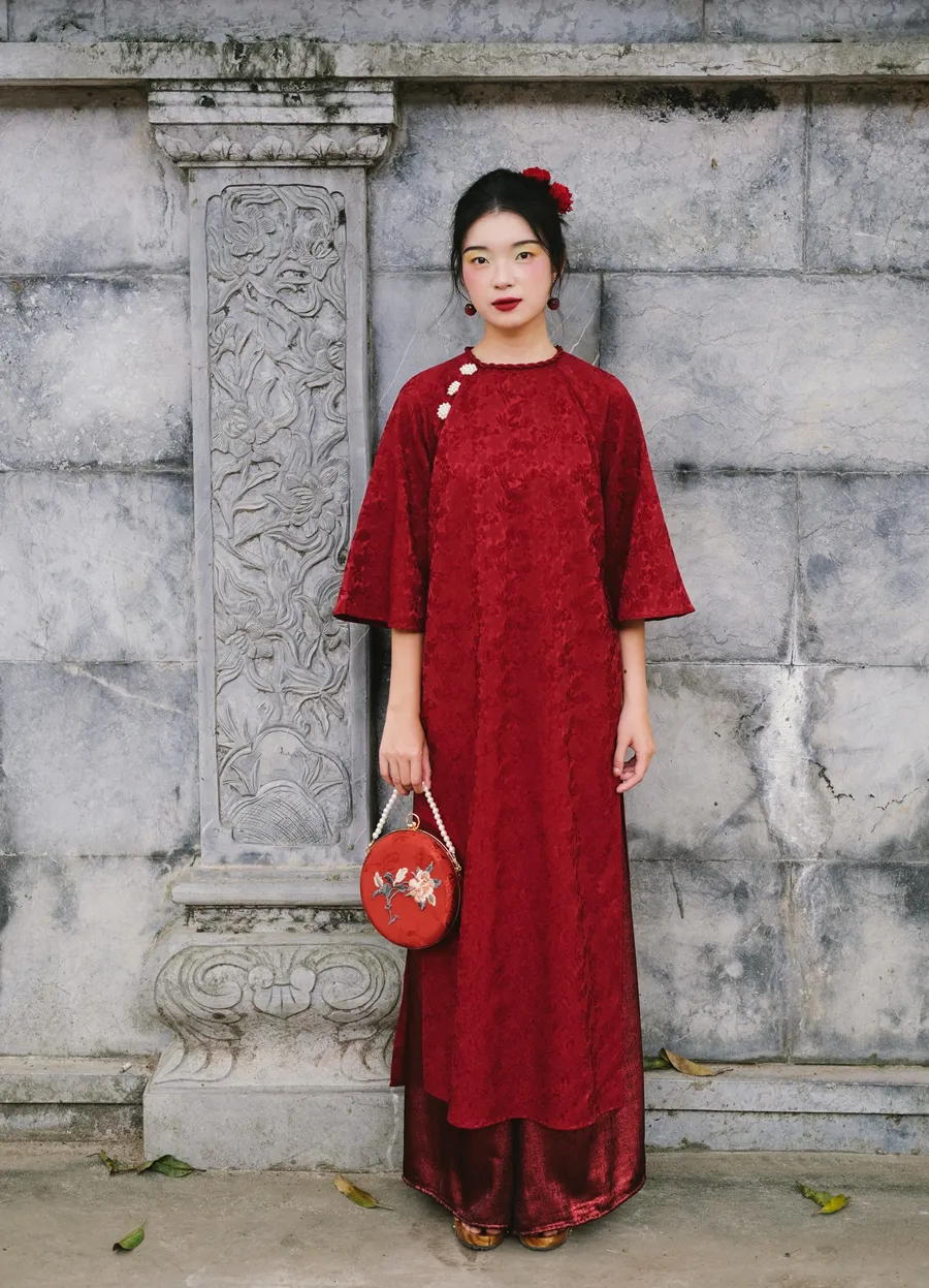 Áo dài đỏ phối với quần màu đỏ