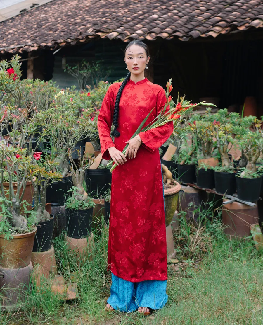 Áo dài đỏ phối quần xanh mint