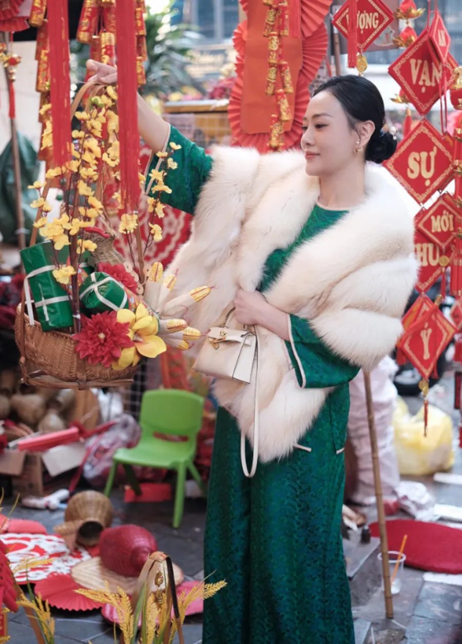 Áo dài kết hợp áo khoác lông