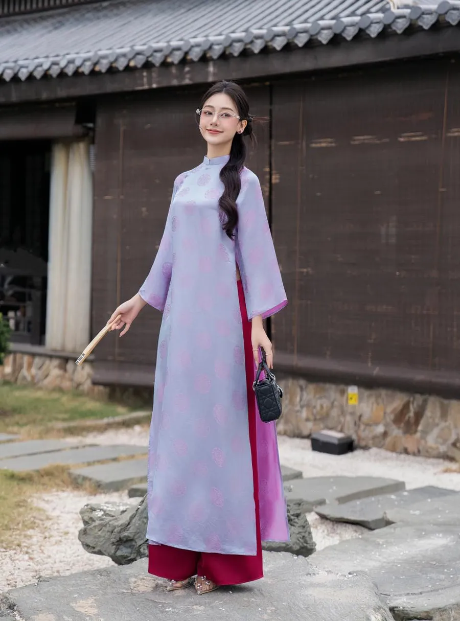 Áo dài tím phối với quần màu hồng