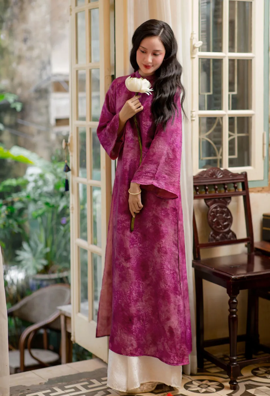 Áo dài tím phối với quần màu kem