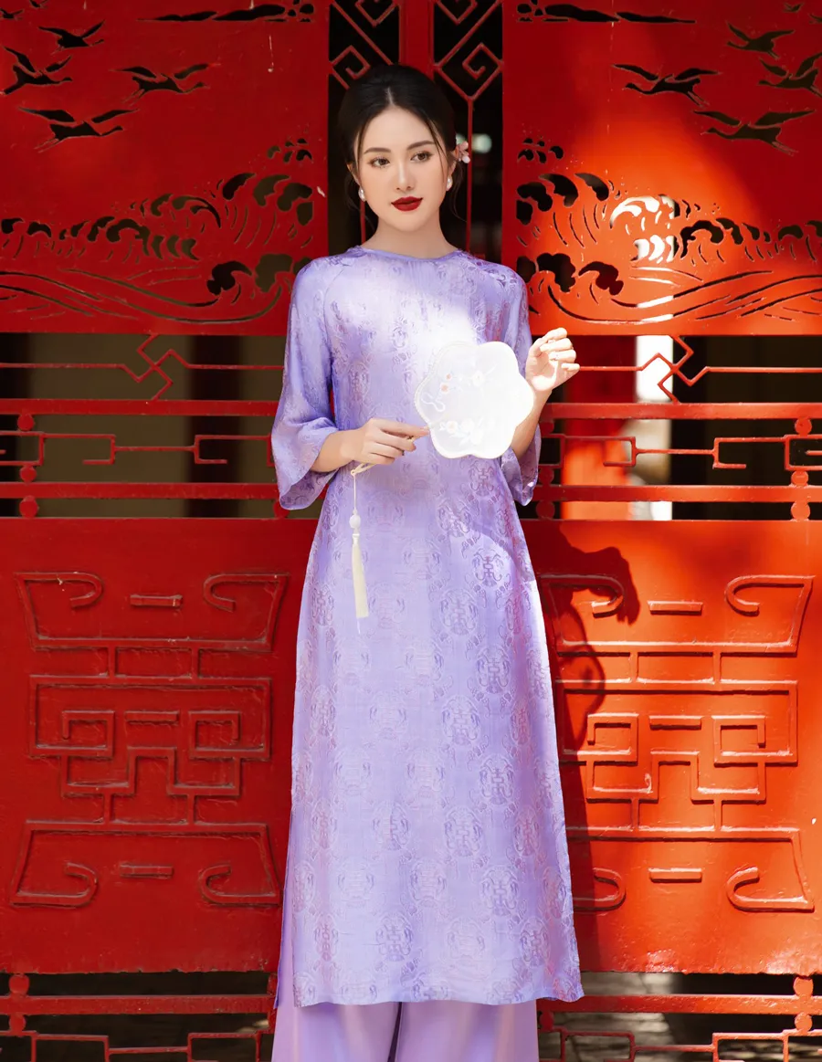 Áo dài tím phối với quần cùng màu