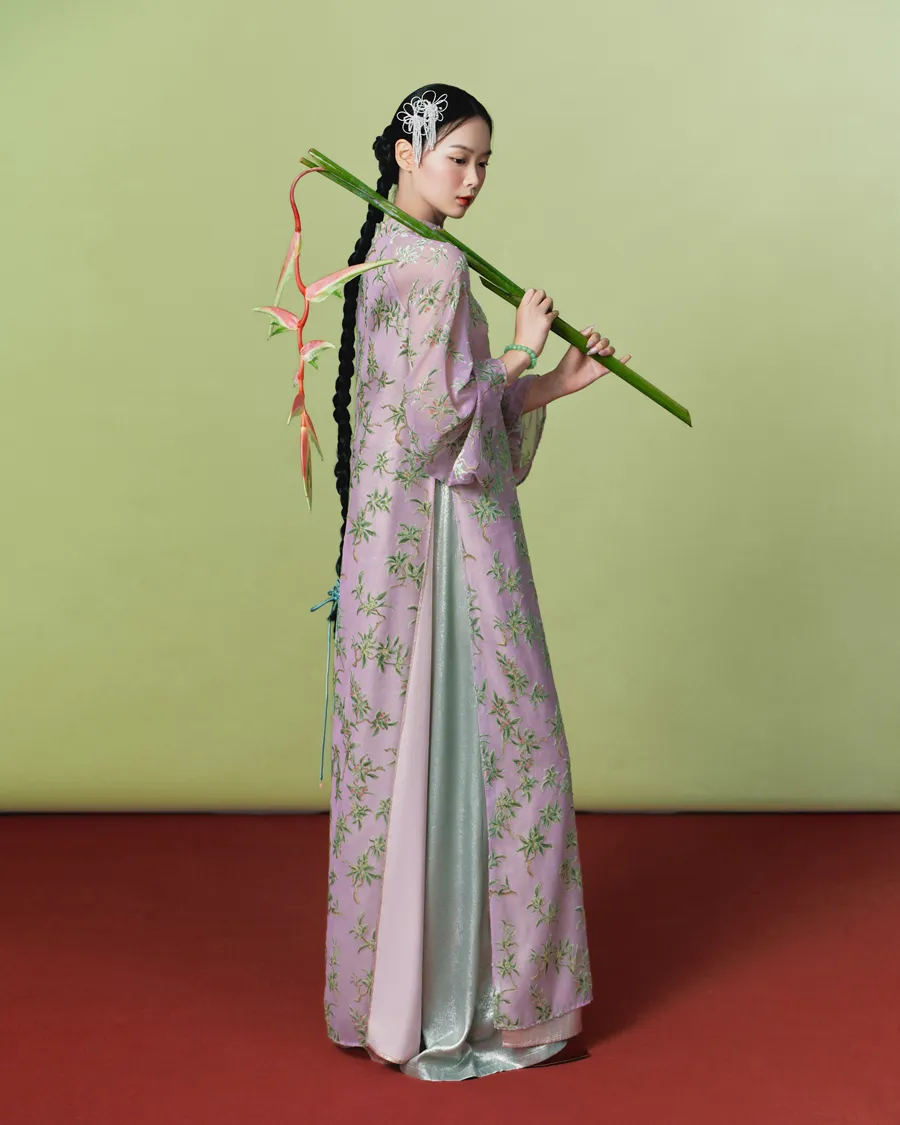 Áo dài tím phối với quần màu xanh dương