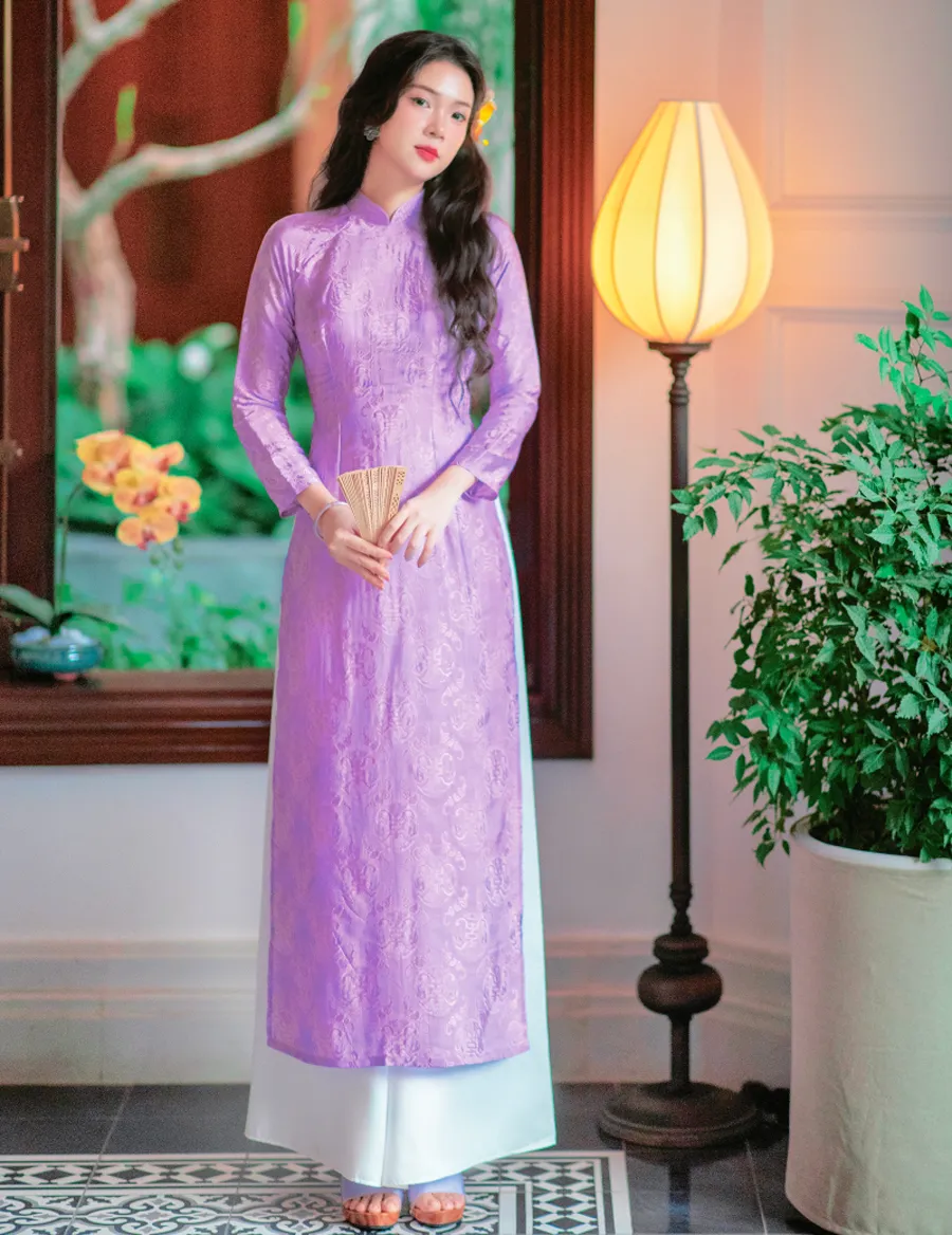 Áo dài tím phối với quần màu trắng