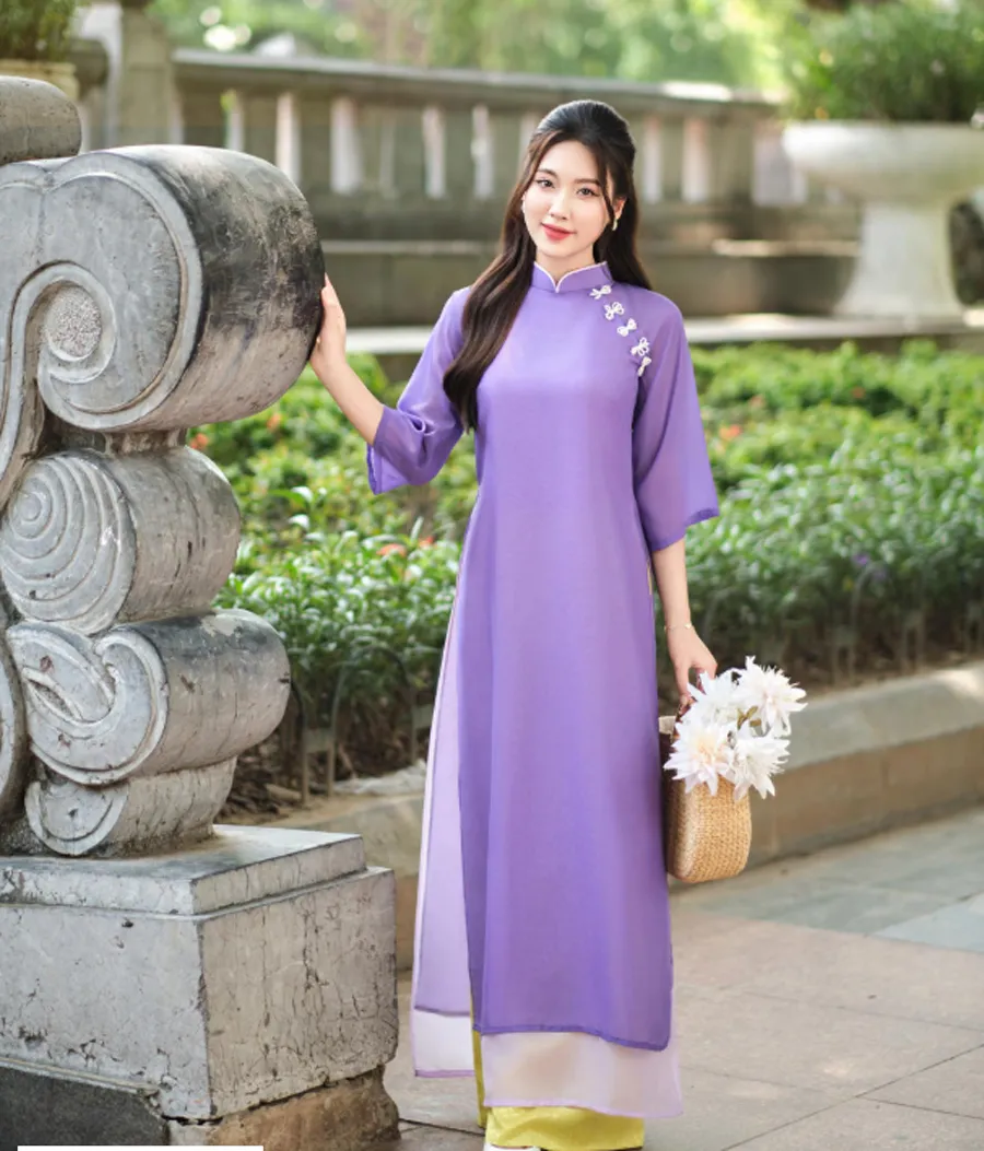 Áo dài tím phối với quần màu vàng