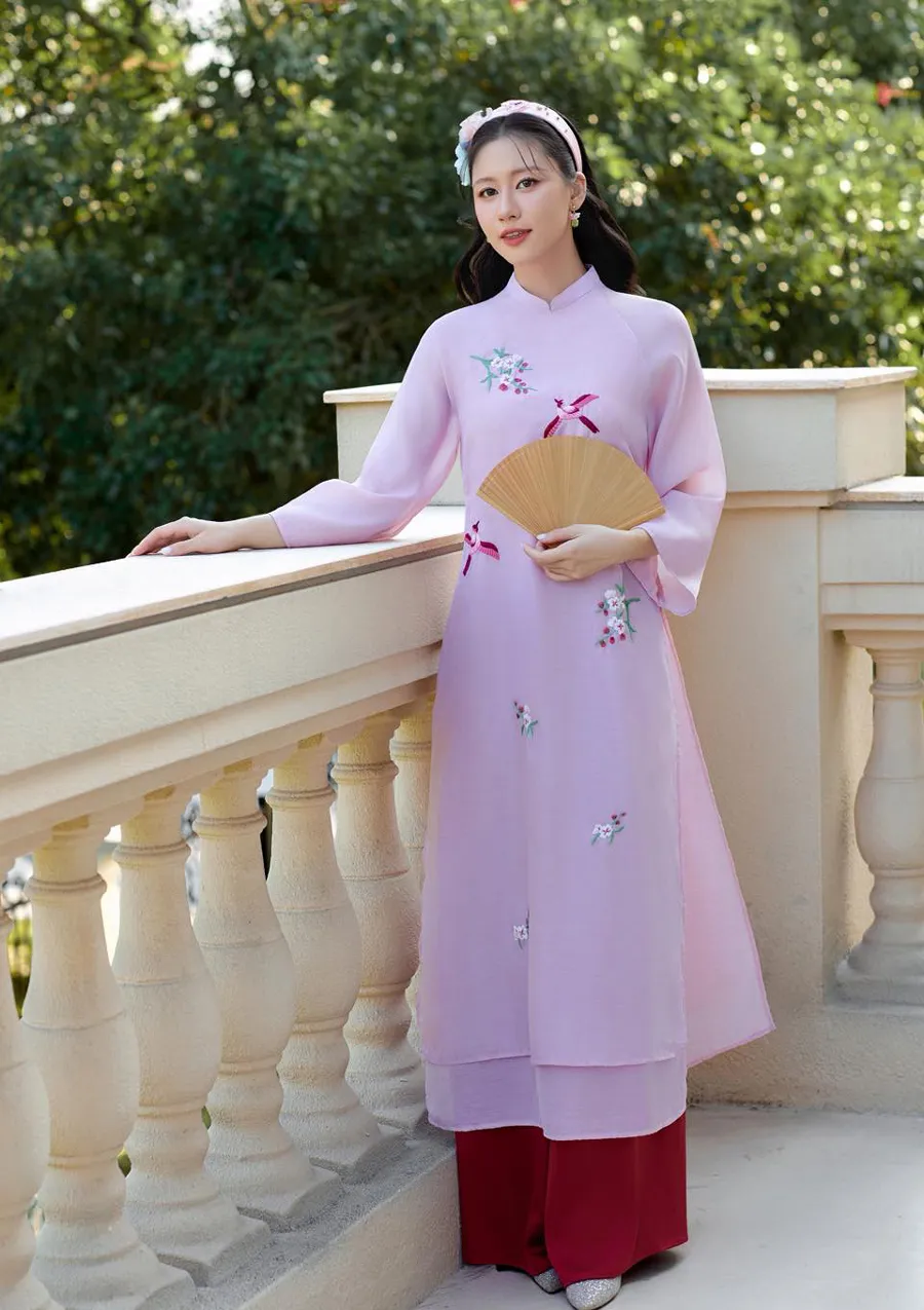 Áo dài tím phối với quần màu đỏ