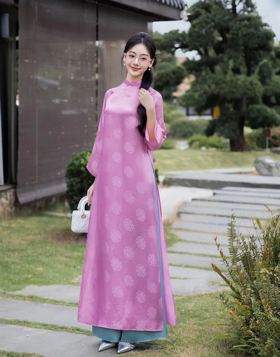 Áo dài tím phối với quần màu xanh dương