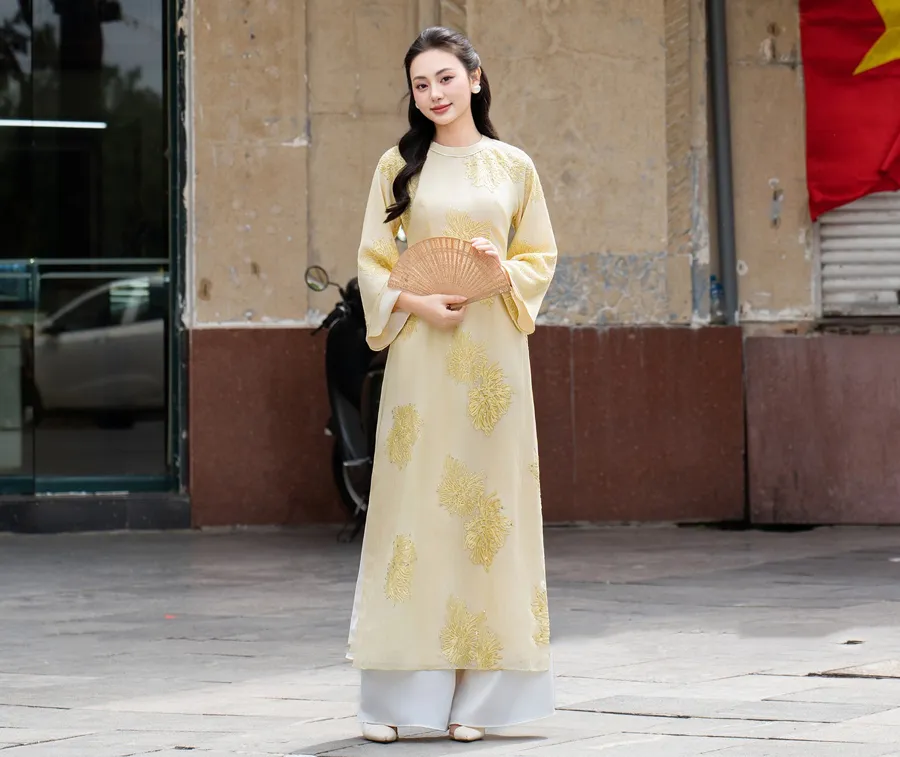 Áo dài vàng mặc với quần trắng