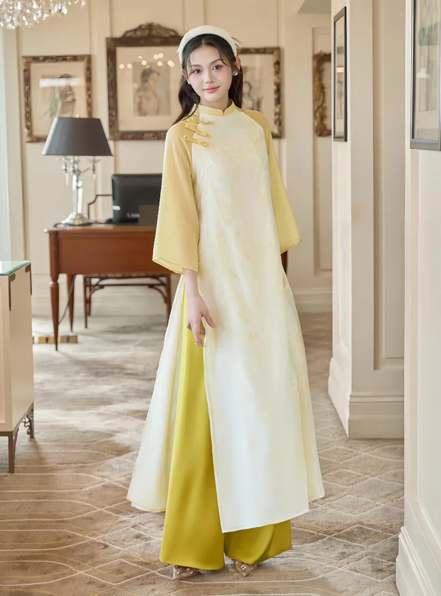 Áo dài vàng phối với quần vàng
