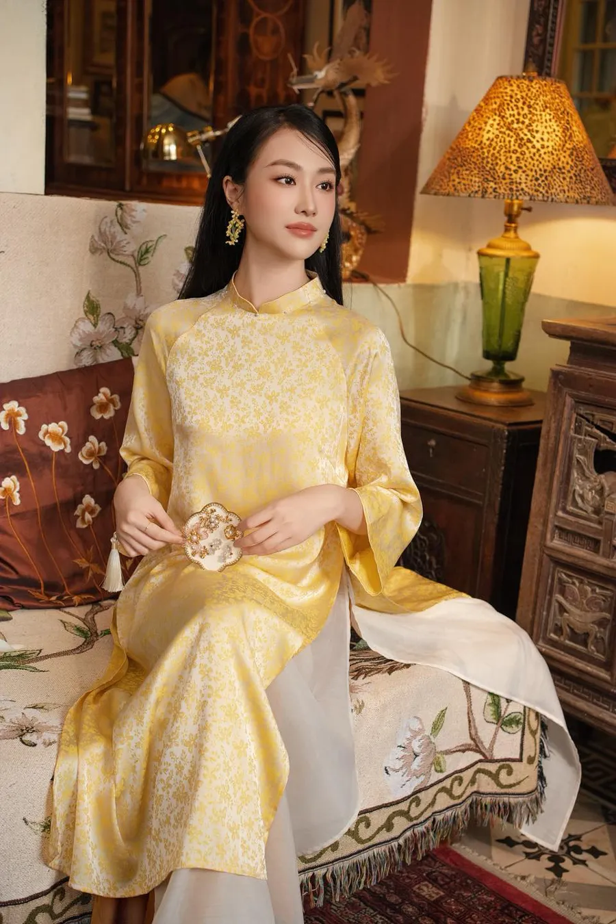 Áo dài vàng mặc với quần màu kem