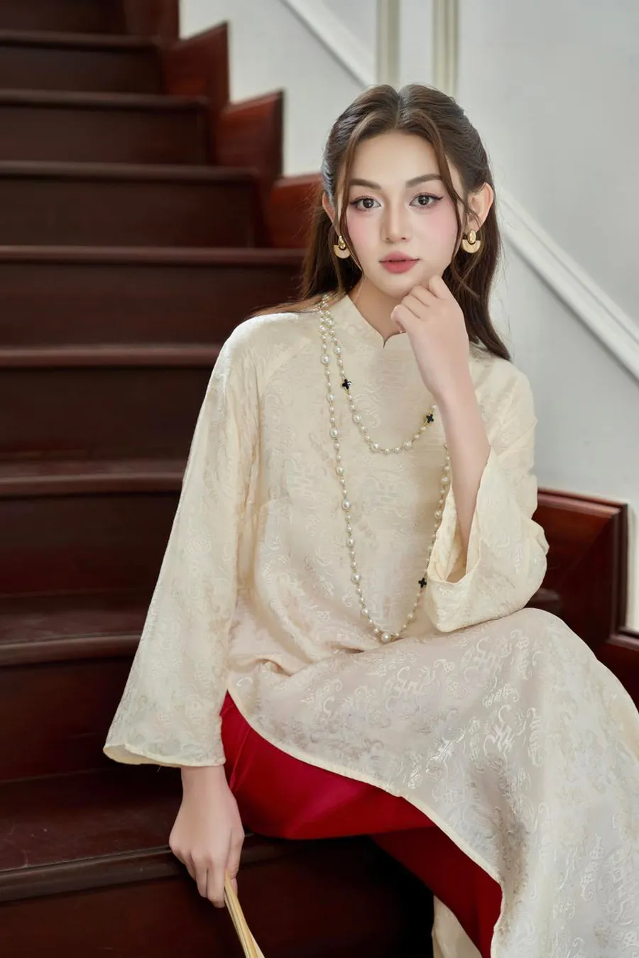 Phụ kiện phù hợp khi diện áo dài vàng