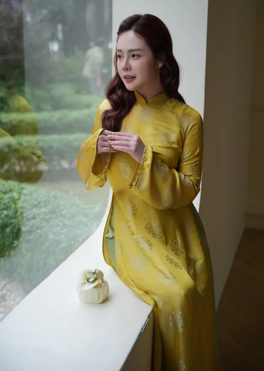 Gợi ý tone makeup phù hợp khi mặc áo dài vàng