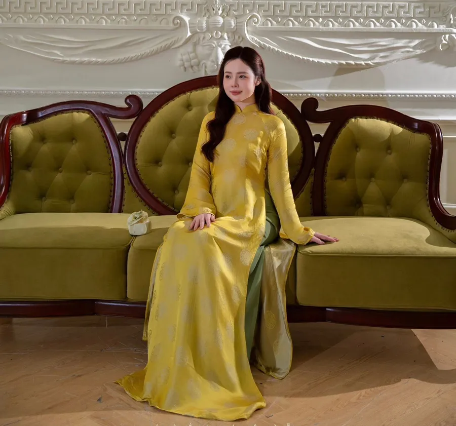 Áo dài vàng mặc với quần xanh