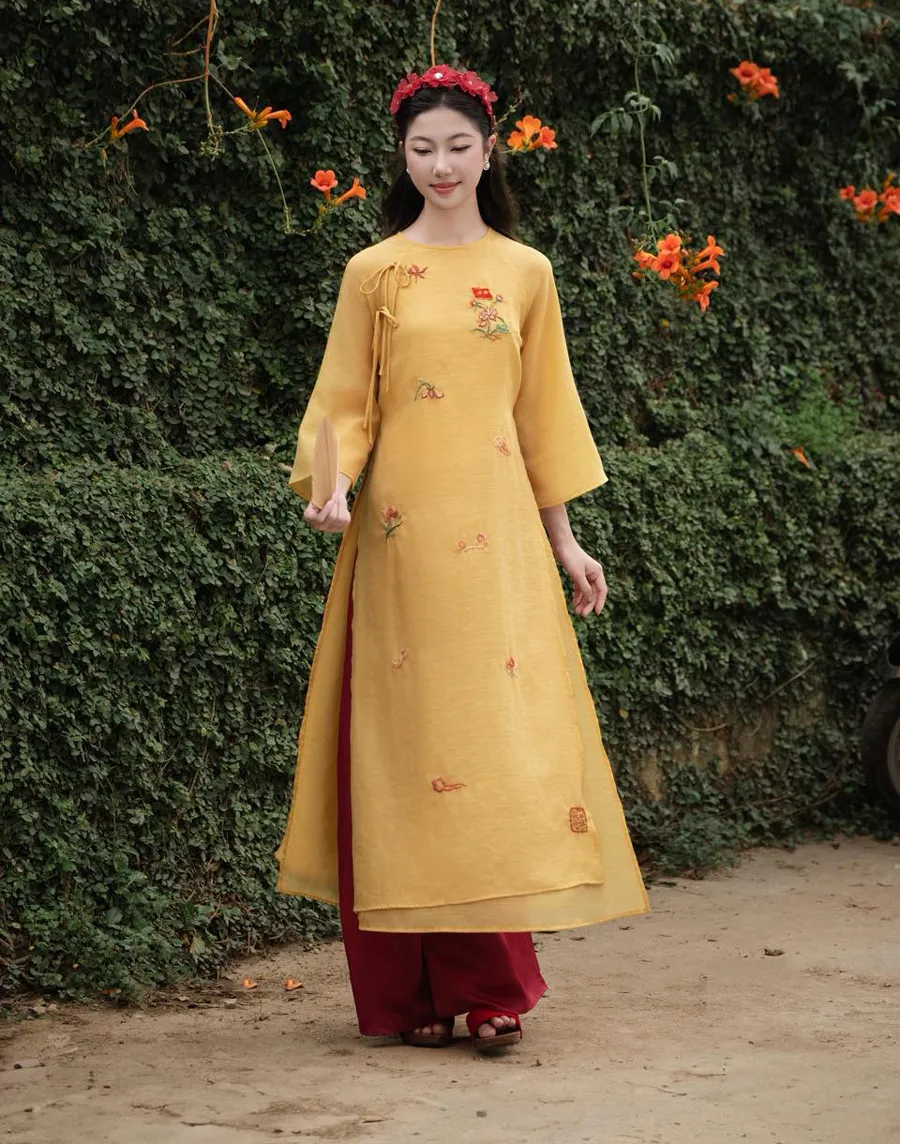 Áo dài vàng phối với quần đỏ