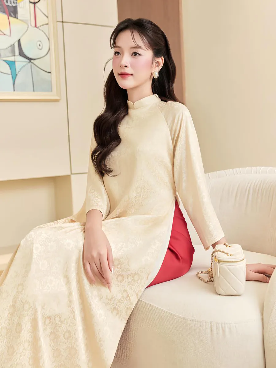 Áo dài vàng mặc với quần màu hồng