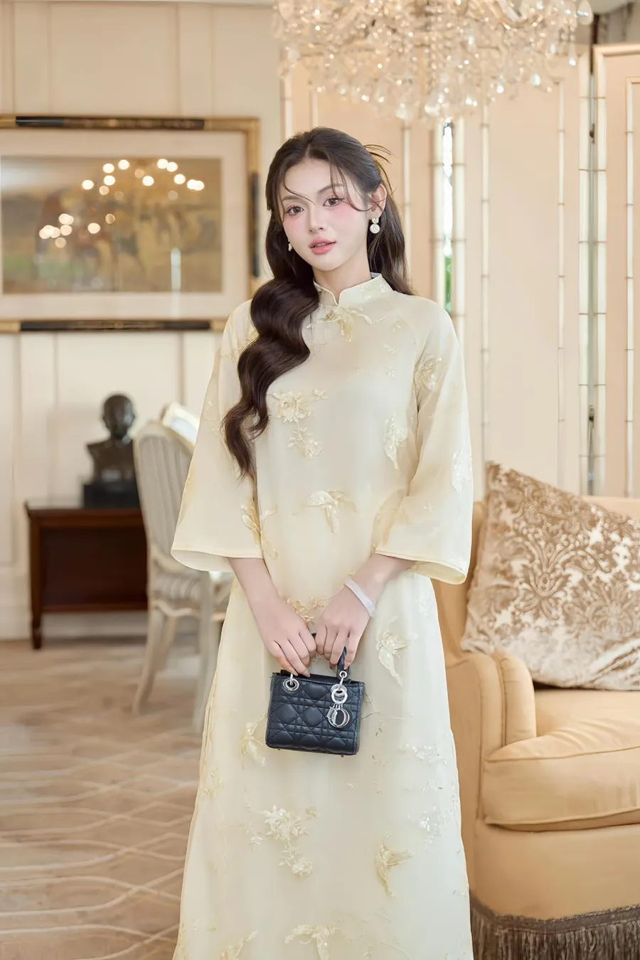 Kiểu tóc đẹp khi mặc áo dài vàng