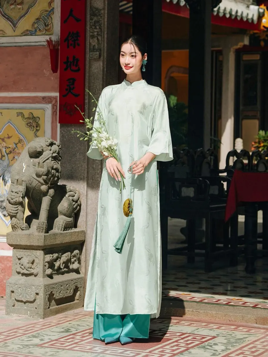 Áo dài màu xanh ngọc phối quần xanh lá cây đậm
