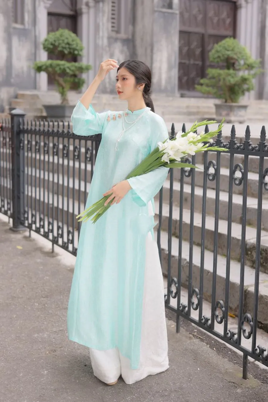 Áo dài màu xanh ngọc phối quần trắng