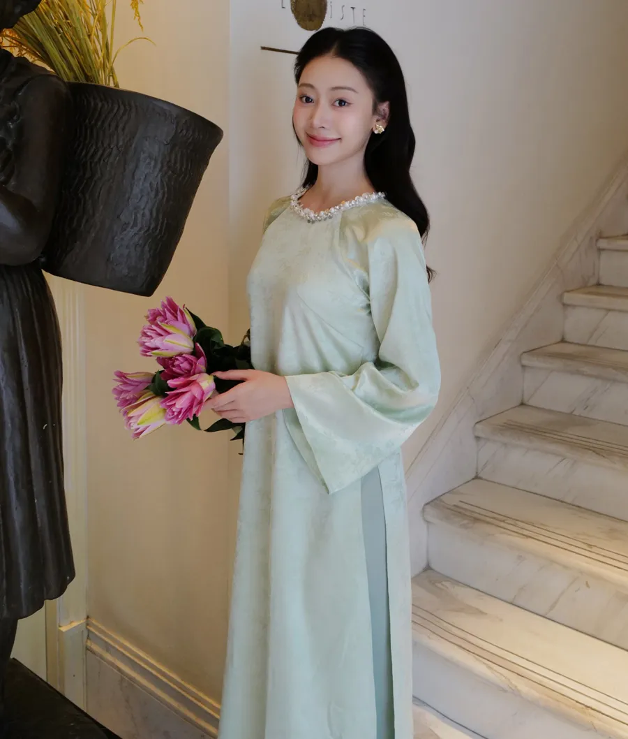 Áo dài màu xanh ngọc phối quần màu xanh pastel