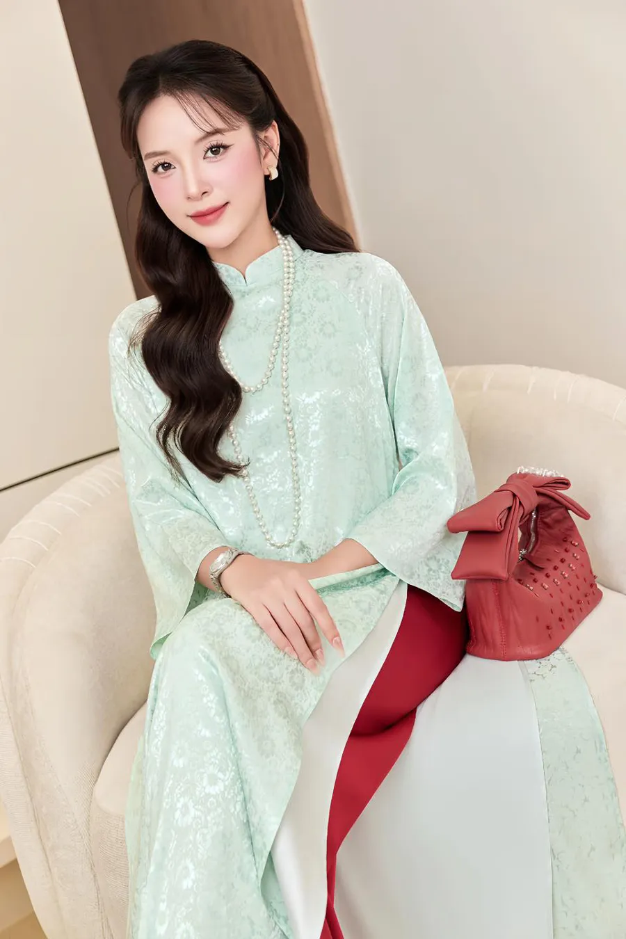 Áo dài màu xanh ngọc phối quần màu đỏ