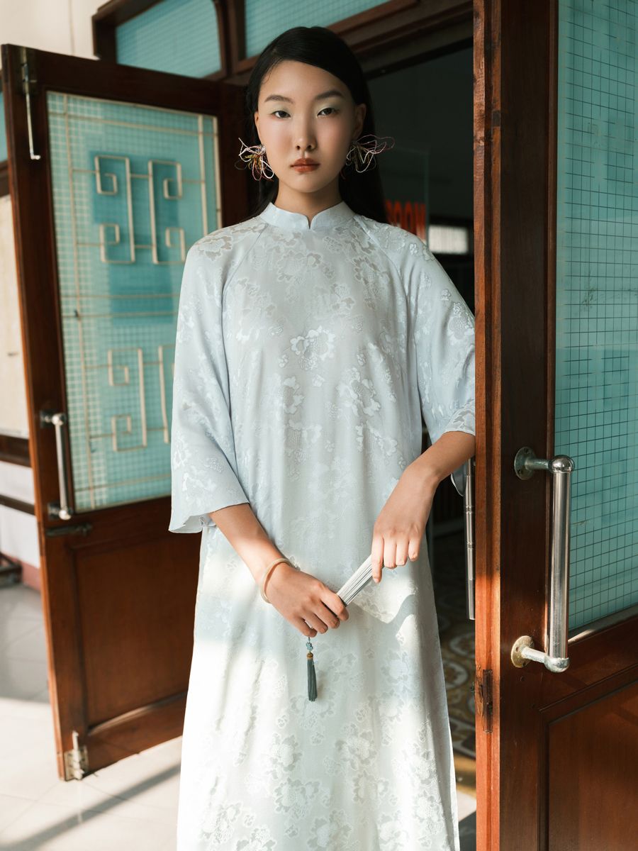 Áo dài màu xanh ngọc phối quần màu kem