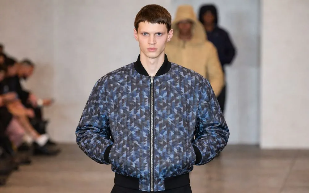 Review 8 Mẫu Áo Khoác Versace Bán Chạy, Mẫu Mã Độc Đáo - 3