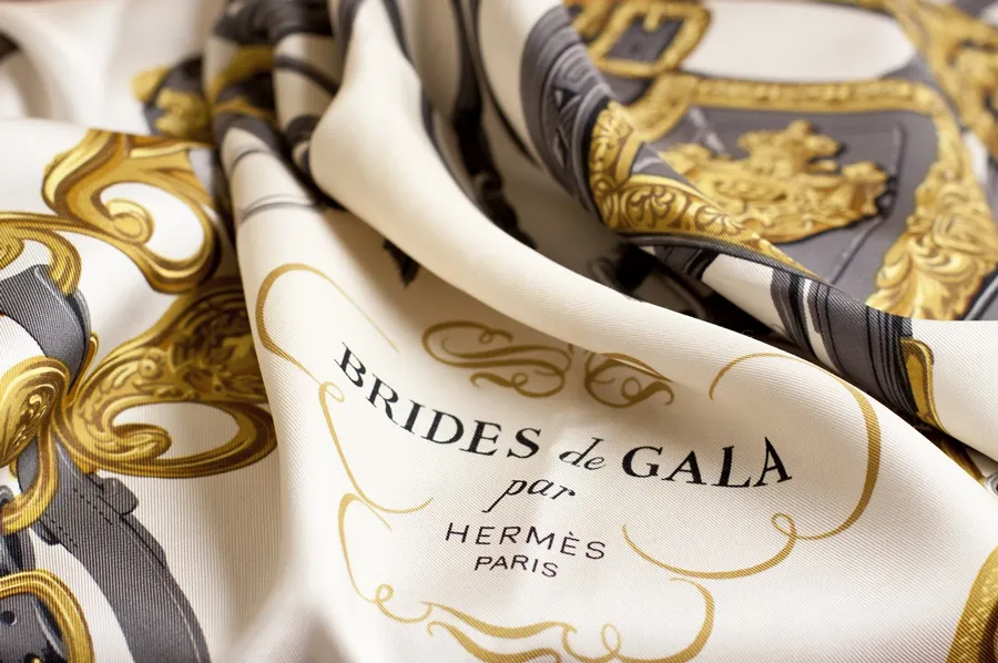 Dấu Hiệu Nhận Biết Khăn Hermès Thật - Giả