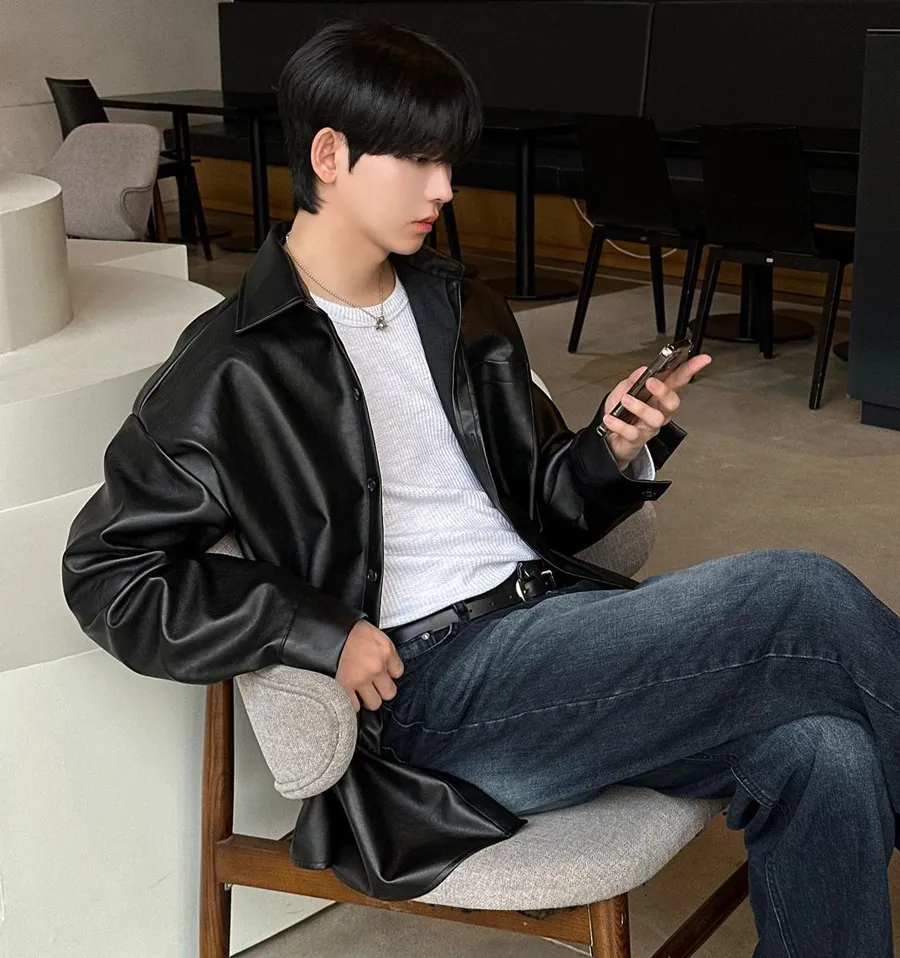 Áo khoác da kết hợp áo thun trơn và quần jeans đen