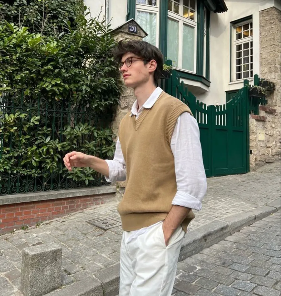 Áo len phối áo gile và quần kaki hoặc quần jeans