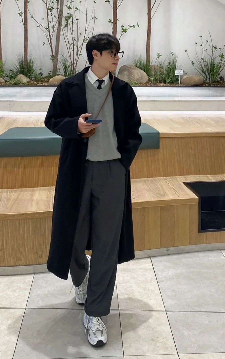 Áo khoác dáng dài phối áo len và quần jean slim-fit