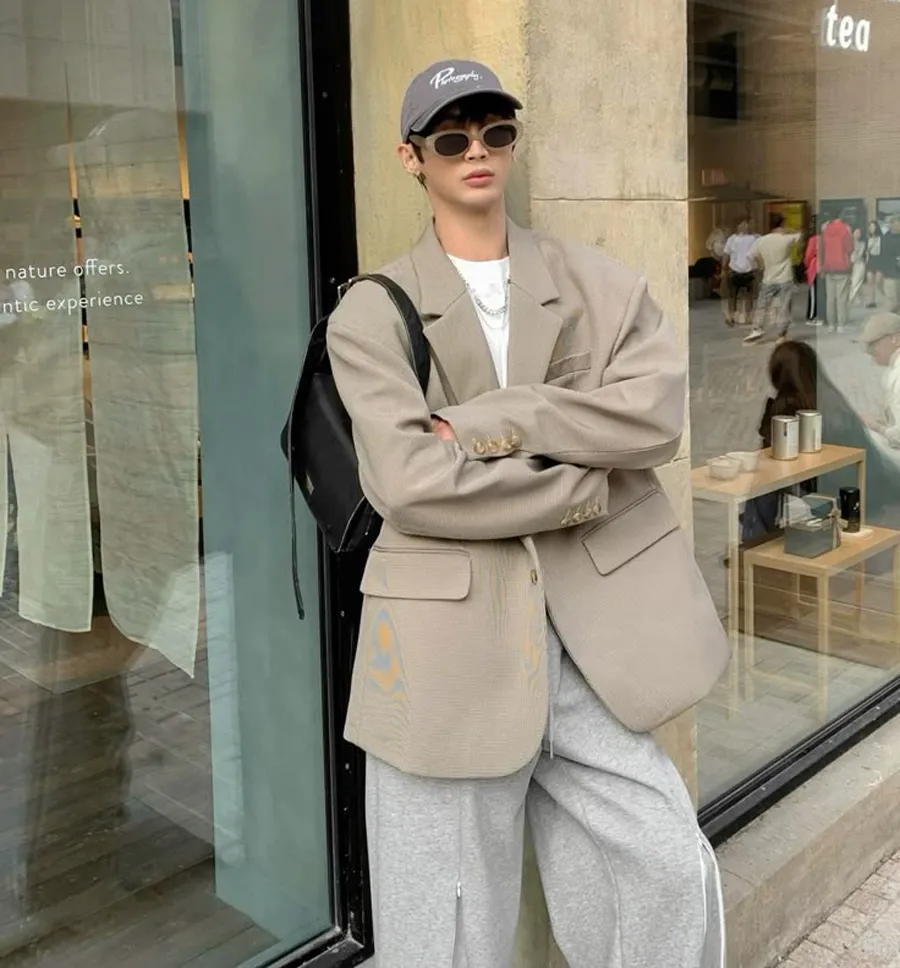 Áo blazer kết hợp áo phông trắng và quần ống đứng