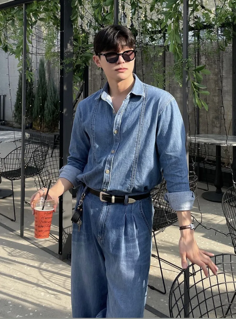 Áo jean phối quần jean rách gối và boot cao cổ