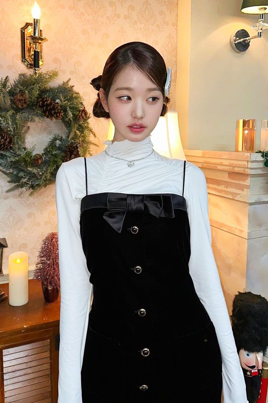 Áo Cổ Cao Và Quần Yếm