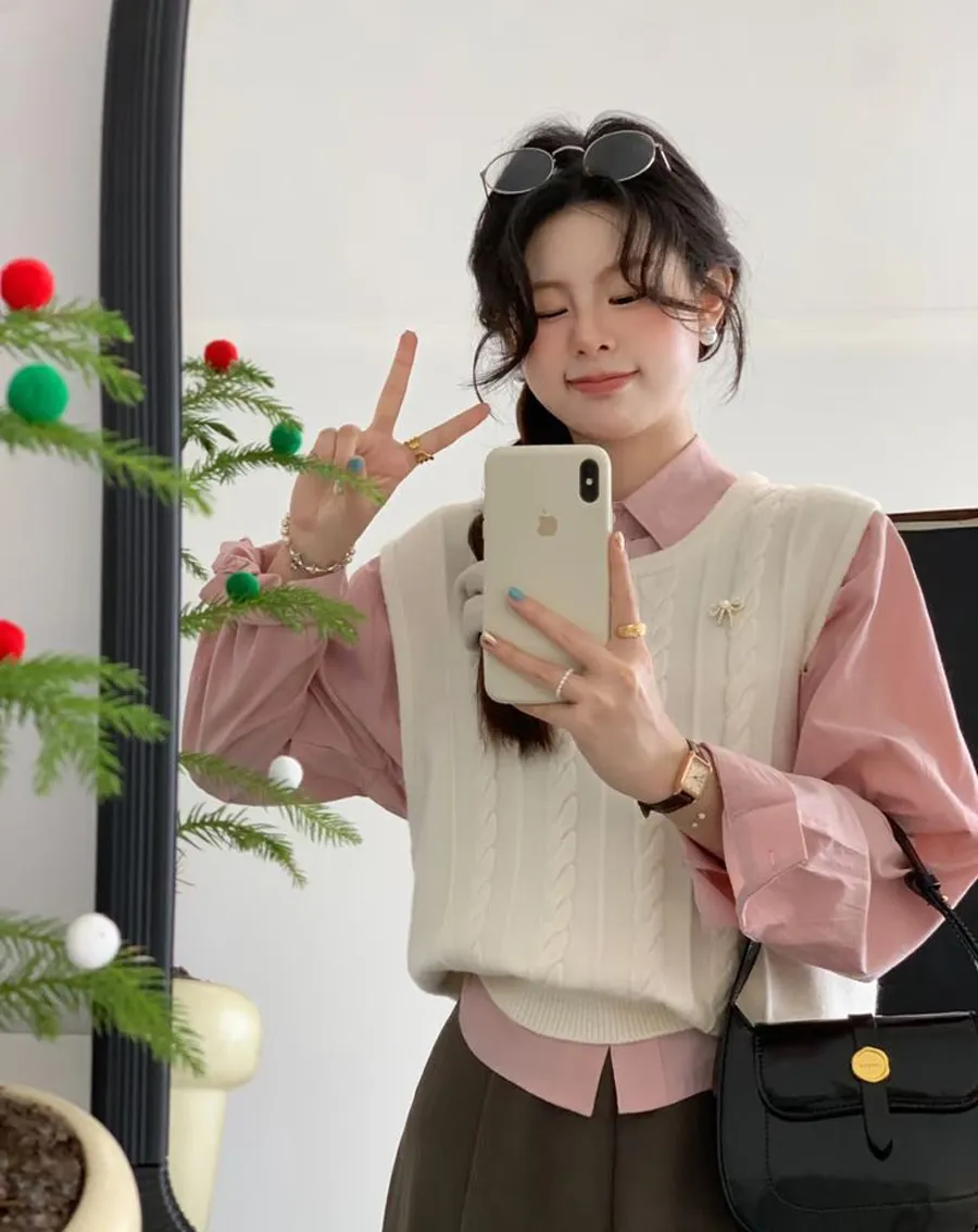 Áo gile kết hợp sơ mi hoặc áo thun và chân váy