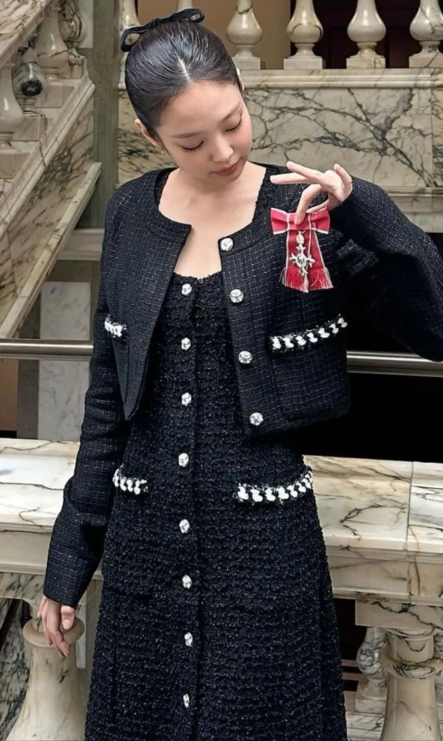 Mix áo dạ tweed với váy nào đẹp