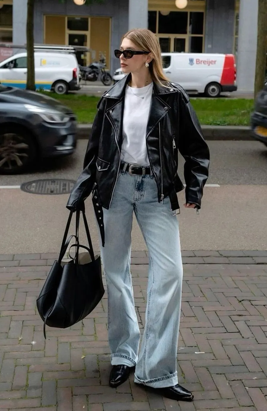 Áo khoác da nữ phối cùng quần jean ống đứng