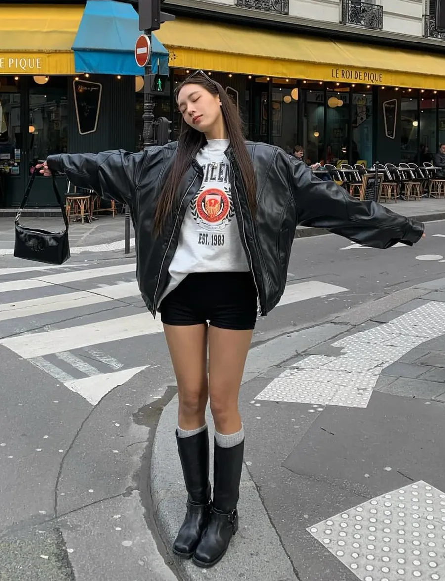 Phối áo khoác da dáng dài với quần short tôn dáng