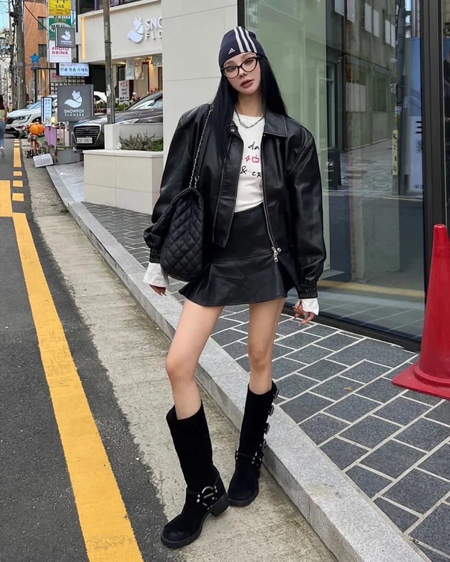 Áo khoác da dáng dài mix váy ngắn và boots cao cổ